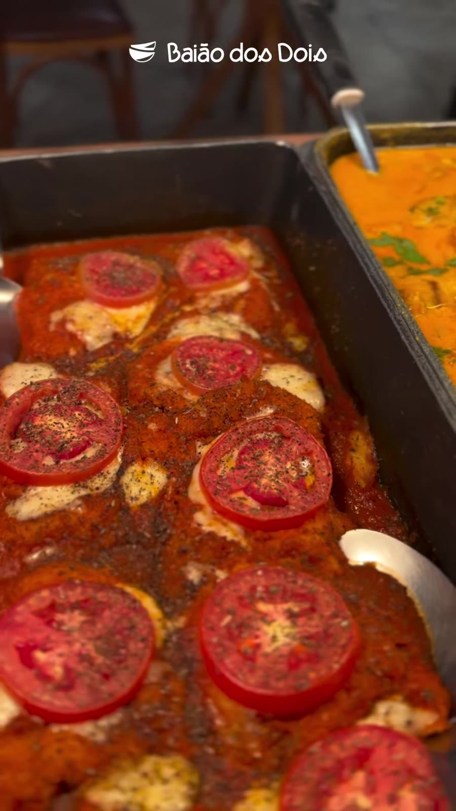Assado com tomate e queijo